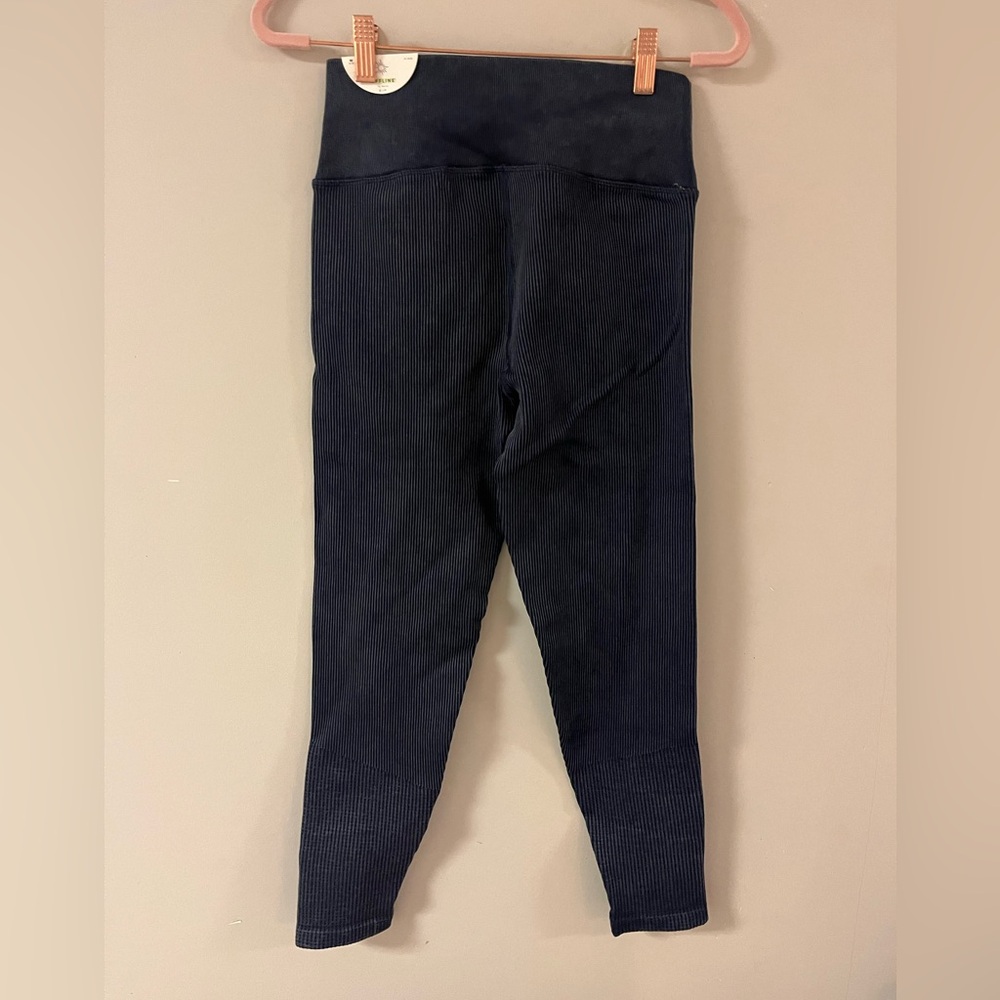 Offline by aerie ribbed cropped hi-rise leggings - navy/black acid wash color